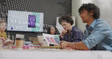 Kod örtüşmesi kaybolduktan sonra, tasarım ekibi UI güncellemesi ile birlikte tasarım örneklerini gözden geçirir. İşbirliği, beyin fırtınası, yenilik, teknoloji, iletişim, çalışma alanı, yaratıcılık