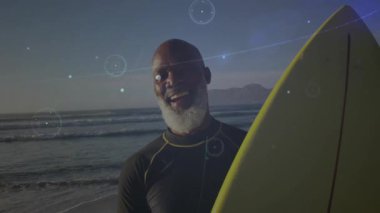 Sörfçü sarı sörf tahtası tutuyor ve dijital ağ teknolojisi ile örtüşüyor. Deniz manzarası, gündoğumu, ahenk, yenilik, sükunet, bağlantı, parlaklık