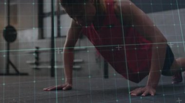 Burpee sekansı yapan sporcu, fitness takibi için temsilci sayacı ve kalp atış hızı grafiğini tetikliyor. Fitness, dayanıklılık, yüksek yoğunluk, egzersiz, kardiyo, güç, hareket