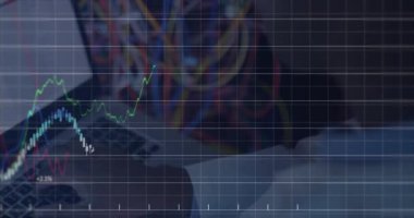 Diz üstü bilgisayarda ağ izleme için veri tablolarıyla şebeke aktifleştiren ağ mühendisi komutları. Teknoloji, veri, analitik, siber güvenlik, yenilik, sunucu, dijital