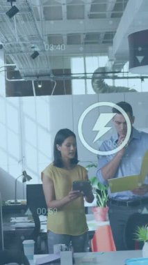 Ofisteki çeşitli iş adamları üzerinde veri işleme animasyonu. Küresel iş ve dijital arayüz kavramı, dijital olarak oluşturulmuş video.