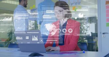 Dizüstü bilgisayarda yazan teknik analist ve planlama yapan takımın etrafında görünen grafikler. İşbirliği, veri görselleştirme, ofis çalışması, dijital arayüz, takım çalışması, profesyonel, modern tasarım