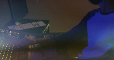 Ses mühendisi faders 'a uzanıyor karışık ayarlamalar yapıyor, canlı müzik grubunun performansını stüdyo monitöründen izliyor. Stüdyo, müzik, karıştırma, profesyonel, performans, işbirliği, ses