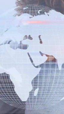 Çeşitli okul çocukları üzerinde küresel ve veri işleme animasyonu. Küresel eğitim, öğrenme ve dijital arayüz kavramı dijital olarak oluşturulmuş video.