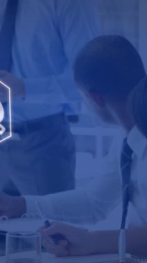 Çeşitli iş adamları üzerinde finansal simgelerin canlandırılması. küresel nişanlılar, bağlantılar, veri işleme ve dijital arayüz kavramı dijital olarak oluşturulmuş video.