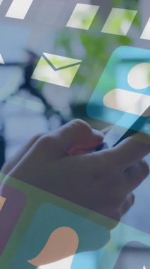 Akıllı telefon kullanan beyaz bir kadının medya simgelerinin canlandırılması. Sosyal medya ve iletişim arayüzü kavramı dijital olarak oluşturulmuş video.