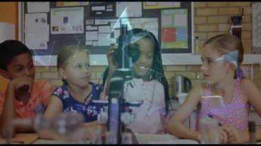 Bilim öğrencileri mikroskobu ayarlarken sırayla numuneleri incelerken dünya yüzeyinin örtülmesine neden oluyorlar. Eğitim, işbirliği, merak, laboratuvar, yenilik, keşif, öğrenme