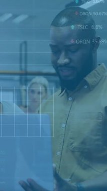 Ofisteki çeşitli iş adamları üzerinde finansal veri işleme animasyonu. Küresel finans, iş, bağlantılar, hesaplama ve veri işleme kavramı dijital olarak oluşturulmuş video.