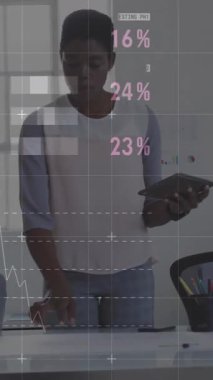 Veri işleme ve diyagramlarının animasyonu ofiste konuşan çeşitli bayan meslektaşlar üzerinde. İş, teknoloji ve dijital arayüz kavramı dijital olarak oluşturuldu.