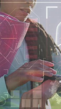 Yoga minderi tutan ve akıllı bakışları kontrol eden kadının veri işleme animasyonu. Dijital arayüz küresel spor ve performans konsepti dijital olarak oluşturulmuş video.