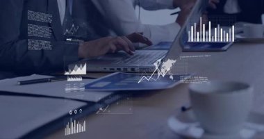 Meslektaşı olarak dizüstü bilgisayarda yazan bir kadın tablet tıklayarak iş haritaları oluşturuyor ve trend haritasına dönüşüyor. Veri görselleştirme, işbirliği, iş analizleri, şirket, modern, dijital, yenilik