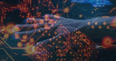 Loş ışıklandırılmış masada, parlayan devre düğümlerinde klavyeyi kontrol eden bilişim uzmanları yazılıyor. Teknoloji, siber güvenlik, dijital, bağlantı, ağ, yenilik, devre