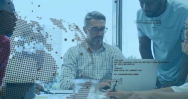 Dizüstü bilgisayar ve dünya haritası kodları eşleşmesi ile ofiste daktilo eden ve not defterleri yazan takım. Teknoloji, takım çalışması, yenilik, modern, profesyonel, dijital, beyin fırtınası