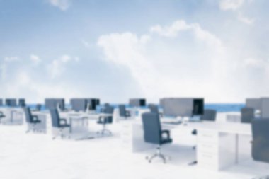 Bulutlu gökyüzüne karşı manzaranın resmi