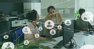 Açık ofiste oturan ajana yol gösteren eğik bir yönetici ve takım çalışması gösteren bir bilgisayar kulaklığı. İşbirliği, takım çalışması, modern, çalışma alanı, iletişim, profesyonel, yenilik