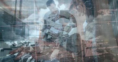 Konferans masasındaki kaya parçalarını veri örtüsüyle analiz eden dört araştırmacıyı araştırıyoruz. İşbirliği, yenilik, teknoloji, jeoloji, analiz, çok disiplinli, veri görselleştirme