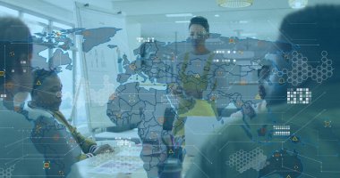 Orta düzey Afro-Amerikan kadın sunar. Dizüstü bilgisayarı ve beyaz tahtası ile başkanlık stratejisi. İşbirliği, takım çalışması, yenilik, teknoloji, veri, strateji, profesyonellik