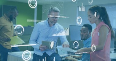 İş kıyafetleri içinde, açık ofiste tabletle veri tablolarını tartışan profesyoneller. Takım çalışması, üretkenlik, yenilik, dijital, girişim, iletişim, modern