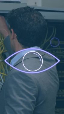 Beyaz adamın arkasında sunucularla çalışan menekşe şekilleri ve göz animasyonları. bilgisayarlar ve teknoloji konsepti dijital olarak oluşturulmuş video.