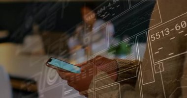 Teknoloji atölyesinde akıllı telefonu kaldıran eller veri analizi için AR panelleri ve çizgi grafikleri başlatıyor. Teknoloji, yenilik, işbirliği, fütürizm, veri görselleştirme, modernleşme, dijital