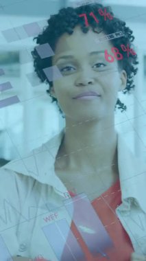 Ofisteki çeşitli iş adamları üzerinde finansal veri işleme animasyonu. Küresel finans, iş, bağlantılar, hesaplama ve veri işleme kavramı dijital olarak oluşturulmuş video.