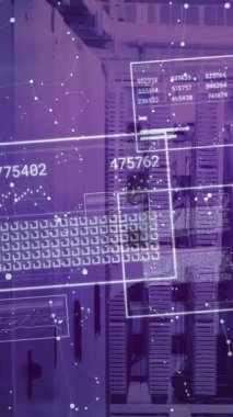 Veri merkezindeki sunucu raflarında veri animasyonu işleniyor. Teknoloji, ağ, dijital, bulut hesaplama, altyapı, bilişim