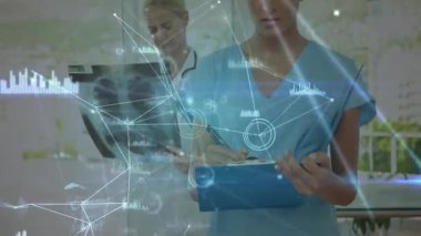 Hemşire ağ çizgileri ve çizelgeler azaldıkça notlara başlıyor. Doktor teşhis için röntgen çalışıyor. Klinik, işbirliği, teknoloji, sağlık, teşhis, dijital, profesyonellik