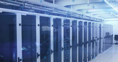 Beyaz sunucu dolapları üzerinde yüzen mavi kod, veri işleme gösteren kamera rafları. Teknoloji, siber güvenlik, yenilik, dijital, ağ, sunucu, veri