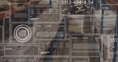 Depo işçisi palet krikosunu koridorda itiyor, envanteri güncelliyor, paketleri tarıyor. Lojistik, tedarik zinciri, sanayi, depolama, otomasyon, teknoloji, işyeri