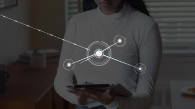 Tablet ekranı tıklatan ve teknik analiz için ev ofisini kaplayan veri ağı oluşturan bir kadın. Dijital, bağlantı, fütüristik, yenilik, minimalizm, üretkenlik, teknoloji