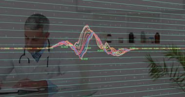 Grafik genliği yükseliyor. Doktorun tıp grafiği altında kalem seçip notlar almasına neden oluyor. Tıbbi, analiz, veri, profesyonel, sağlık, tanı, araştırma