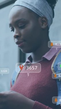 Açık havada akıllı telefon kullanan Afrikalı Amerikalı kadınların sosyal medya ağ ikonlarının animasyonu. Sosyal medya ağı ve iş teknolojisi kavramı