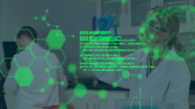 Test tüpü alınıyor, bilim adamı araştırma için beyin modelini gösteren holografik örtüleri etkinleştiriyor. Laboratuvar, gelecek, yenilik, moleküler, görselleştirme, teknoloji, araştırma