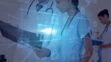 Doktor, asma kilidin etrafında büyüyen ve tıbbi güvenlik sinyali veren dosya bakıcılarını ayarlıyor. Sağlık, yenilik, koruma, teknoloji, profesyonellik, dijital, güvenlik