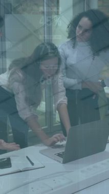 Bilgi arayüzü animasyonu, çeşitli kadın yöneticiler dizüstü bilgisayardaki iş arkadaşlarına raporları açıklıyor. Dijital bileşik, çoklu pozlama, küresel, iş dünyası, takım çalışması, iletişim ve teknoloji.