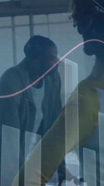 İş adamları üzerinde finansal veri işleme animasyonu. küresel iş, bağlantılar ve veri işleme kavramı dijital olarak oluşturulmuş video.