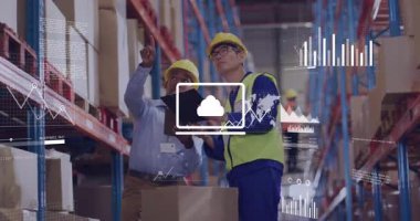 Depo rehberi rafları gösteriyor ve operatör animasyon çizelgeleriyle stokları kontrol ediyor. Sanayi, işbirliği, veri görselleştirme, lojistik, teknoloji, üretkenlik, takım çalışması