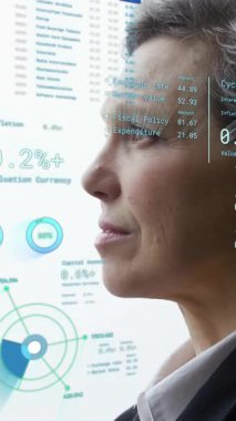 Kafkasyalı iş kadını hakkında istatistik ve veri işleme animasyonu. Küresel iş, bağlantılar, hesaplama ve veri işleme kavramı dijital olarak oluşturulmuş video.