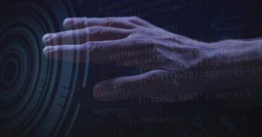 Teknik uzman el UI 'ya giriyor, holografik halkalara dokunuyor, kod kaplamaları oluşturuyor. Sanal arayüz, geleceksel, dijital, teknoloji, yenilik, siber güvenlik, veri görselleştirme