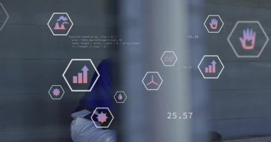 Bariyer temizleme, beyzbol oyuncusunun kafa kaldırması, AR simgeleriyle performans verilerini analiz etmesi. Sporcu, yenilik, teknoloji, spor, analitik, performans, odaklanma