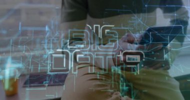 Akıllı telefonları dinleyen, ağ hatlarını etkinleştiren ve pencerenin etrafında parlayan büyük veri metni oluşturan bir adam. Teknoloji, bağlantı, yenilik, modern, dijital, iletişim, kentsel