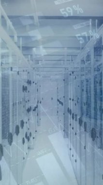 Bilgisayar sunucu odasındaki istatistiksel veri işleme ve mozaik karelerin animasyonu. Bilgisayar arayüzü ve iş veri depolama teknolojisi kavramı