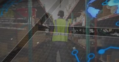 Depo çalışanı koridora giriyor ve hareketli ağ düğümleriyle kutuları inceliyor. Sanayi, lojistik, teknoloji, tedarik zinciri, organizasyon, verimlilik, dijital