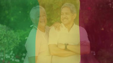 Yaşlı çift, kadın olarak gülüyor erkek omuza, üç renkli sağlık kaplamalı bahçe. Romantizm, arkadaşlık, canlılık, doğa, sükunet, sağlık, yaşam tarzı.