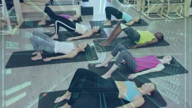 Eğitmen sırasındaki kadınlar, pilates glute köprüsünü çekirdek kuvveti için HUD kaplama ölçüsüyle yapıyorlar. Spor, grup çalışması, dayanıklılık eğitimi, sağlık, bütünsellik, spor, iç mekan