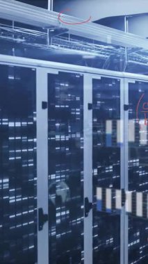 Boş bilgisayar sunucu odasına karşı matematik denklemleri ve veri işleme animasyonları. İş veri depolama teknolojisi kavramı