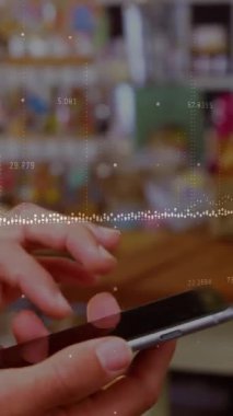 Akıllı telefondan veri işleme animasyonu. Küresel iş ve dijital arayüz kavramı dijital olarak oluşturulmuş video.