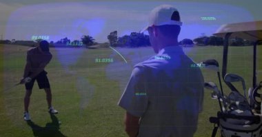 Golfçü geri geri sallamaya başlıyor, topu golf koçluğu için uçuş verilerini takip etmek üzere fırlatıyor. Spor, atletizm, eğitim, doğruluk, açık hava, disiplin, hassasiyet