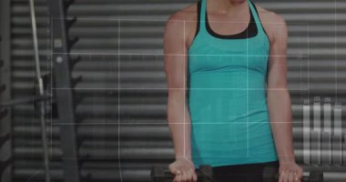 Fitness istemcisi spor eğitmeni rehberliğinde biseps kıvrımlarına başlıyor. İlerleme verilerini etkinleştiriyor. Güç, kararlılık, sağlık, eğitim, analitik, motivasyon, performans