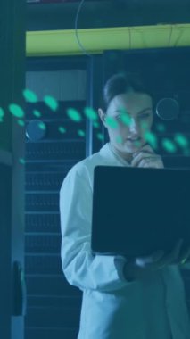 Sunucu odasındaki çeşitli işçiler üzerinde veri işleme animasyonu. küresel iş ve dijital arayüz kavramı dijital olarak oluşturulmuş video.